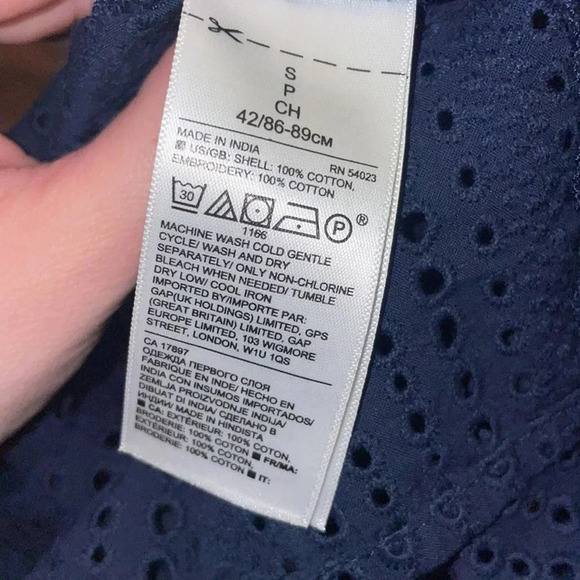 Banana Republic Women’s Sz Small Eyelet Mock Neck Blouse in Navy Blue - Picture 8 of 10